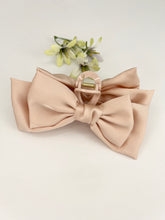 Load image into Gallery viewer, SO CHIC BOW CLIP
